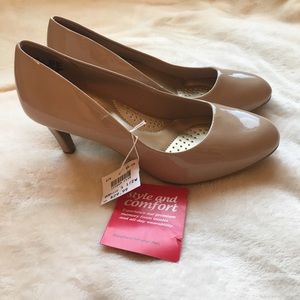 Nude memory foam heels 👠